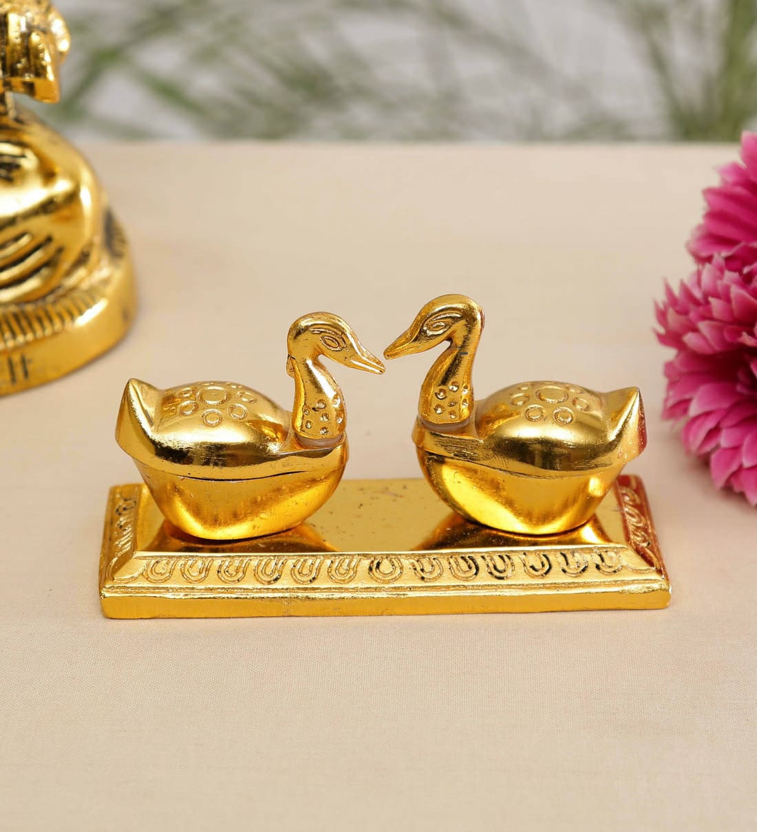KUMKUM Swan